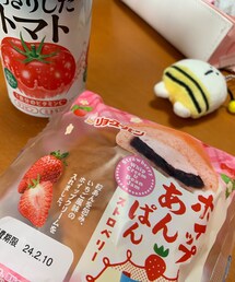 うさこのスウィーツ同盟会 | ストロベリーホイップのあんパン&GREEN DA・KA・RAのトマトジュース🍅ストロベリーホイップは期間限定ではなく、年間通して売って欲しいくらいおいしい😋あと、このトマトジュース、好きすぎてネットで箱買いしました٩(>ω<*)و(右上に写りこんでるのは、次女のペンケース&ペンケースに付けてる「たまごあし」というキャラクターのぬいぐるみ)(その他)