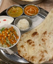 うさこのスウィーツ同盟会 | 2種類のカレーは、それぞれエビカレーとチキンカレー。私は極激辛と迷ったけど、激辛に🌶結果、ちっとも辛くなくて。次回は極激辛🌶🌶🌶にする予定(その他)