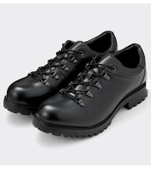 GU | トレッキングディテールがおしゃれなリアルレザーシューズ。厚み、ボリュームがありスタイリングのバランスが取りやすいデザインです。カーゴパンツやデニムとの相性が良く、白ソックスなどを合わせて靴を引き立てたスタイリングもおすすめ。また、異なる2層素材のクッションにより足が疲れにくいです。(ブーツ)