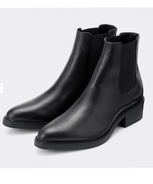 GU | レザーヒールブーツ きれいめボトムスとの相性が良くスタイルアップ効果があるヒールブーツ。サイドゴアで足を入れやすいのが特徴。細い設計のトゥによるシルエットもポイント。アッパー素材に本革を使用しており、お手入れや着用するほどに馴染んでいく。つや、手触り、質感などの経年変化を楽しめるのも魅力。本革なので、合皮と比較して吸湿性がある。きれいめのストレートパンツやデニムパンツとの合わせがおすすめ。(ブーツ)