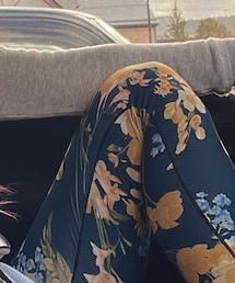 TIGORA | 紺色に柄っていつもトップス難しいから、白キャミ黄色ブラトップが定番になってる。(その他パンツ)