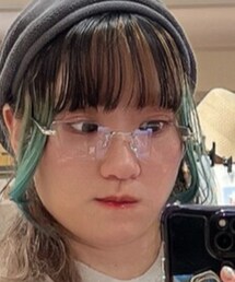 14+ | 今流行りの調光レンズになってるので紫外線の量でレンズの色が変わります。外に出ると暗く、電車や室内だと透明になります。普通のメガネとしても使いやすいです。(サングラス)