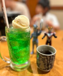 うさこのスウィーツ同盟会🍹 | 七輪焼肉屋にて〆に私のクリームソーダと🍵 🍒欲しかった😅🍨は美味しかった😋 with バルタン星人とウルトラマンビクトリー(その他)