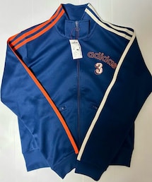 adidas | セカスト新春半額セールで150円(税別)UK12、JP150cm位。売り場で120-130cmと記載されてたけど👧🏻のadidasトラジャケ140と比べたら袖も身幅もこちらの方が大きかった😆(ジャージ)