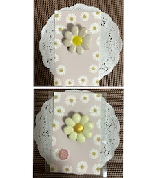 ぷくりマーガレット🌼*・ | tetoさんこと、さりちゃん(@sarizu)作品 上:おまけのぷくりマーガレット ホワイト×イエロー 下:ぷくりマーガレット アイボリー×ゴールド🌼*・(ブローチ/コサージュ)