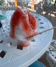 うさこのスウィーツ同盟会🍓🍧 | プールサイドのレストランのナガシマファームのいちごフレッシュソース練乳添え🍧 👦🏻と2人で😋👧🏻は🍓はそのまま食べたい人😅つぶつぶ食感も練乳の甘さも美味しかった🤤(その他)