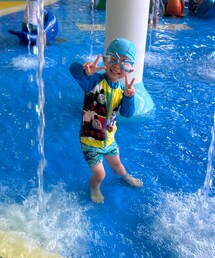 水着姿の👦🏻 | スパキッズの親子スライダー楽しかった✨🦖ゴーグルしてるから自ら滝行してもへっちゃらだった😂(その他)