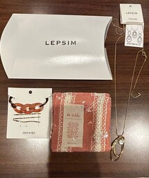 Cちゃんからのプレゼント🎁 | Cちゃんからネックレス、ヘアアクセ、コースターいただきました💝ネックレスもヘアゴムも休みの日つけてるよ💖ネックレスは丸カン外せばマルチWAYできそう☺️またチャレンジしてみる✨️(ラッピングキット)