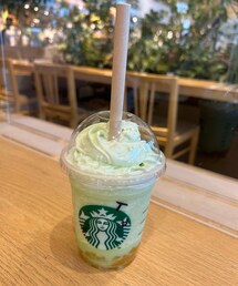 うさこのスウィーツ同盟会🍈 | 👧🏻と夕方にパジャマ買いに行く約束していて帰りにスタバ休憩😋ちなみにパジャマ要らないから代わりに服買ってと言われcocaで👩‍👧上下オソロGET🙈新作のTheメロンofメロンフラペチーノ🍈すごいメロン🍈😳💚果肉も入ってお腹いっぱい😋けど夜ご飯普通に食べた🐷😅(ラッピングキット)