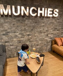 宿泊先の地下室にて 🚂な👦🏻 | ニンテンドー64🎮、カセットデッキ、アコギ🎸もあり懐かしの秘密基地の様✨(その他)