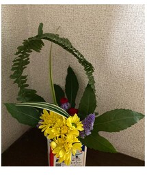 愛を込めて生け花を💐 | 娘作✨スプレーマム、スプレーカーネーション、スターチス、たましだ、やつで、オリヅルラン、ヤブラン(その他)