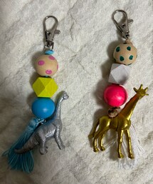 タイのお土産🇹🇭🦒🦕⋆͛ | ゴールドの🦒にシルバーの🦕縁起良さそう🥰2人ともお気に入り♡(キーホルダー)