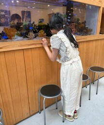 リアルコーデ🦓 | GWのパン食べ放題ランチ🍽のお店の水槽越し🐟に👦🏻と👧🏻(ラッピングキット)