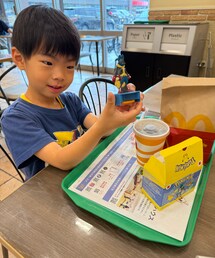 マックのポケモン🍔 🍟 | ハッピーセット【メガルカリオの飛び出すバトルディスクランチャー】ポケモンTシャツ着てたら配色リンク😆🔗(その他)