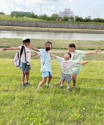 女子に囲まれてはしゃぐ👦🏻 | 皆んな姉の体操仲間🤸リンリン👧🏻はこの中にはいない😆(その他)