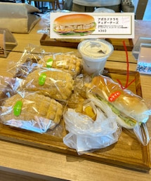 コッペ田島のパンランチ🍞 | 昨日のランチ🍽 メロンパン🍈🍞が大好きな子供達にお土産💡ドトールコラボのアイスカフェラテが美味しくて大好き😋 夏新作のアボカドタラモ🧀サンド美味しくてペロり👅(その他)