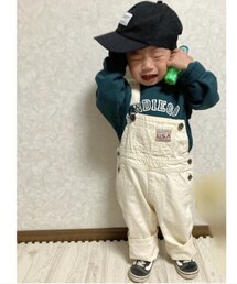 ナツいコーデ👦🏻 | サロペ初2021.9.18投稿 小窓🪟🧢嫌〰️って泣いてる😅イヤイヤ期もあり部屋で帽子被るの嫌な時期だったかも。このラムネ大好きで撮影のお供でした😆 サロペのロールアップ具合に成長感じた🥹昨日撮影後にこの写真見て🖤💚🤍配色好きと気づく😆(その他)