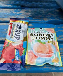 うさこのスウィーツ同盟会🍓🍑 | ストロベリーヨーグルトアイス🍓レンレン用‪🍦‬ TikTokで話題らしいグミはリンリン用🍑 私は食べてません😆(その他)