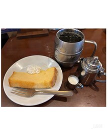 うさこのスウィーツ同盟会🥧☕️ | 食事会後に喫茶店にて☕️コーヒー頼むと無料のスウィーツ選べて私はシフォンケーキにした😋 妹にゴチになりました🥰(ラッピングキット)