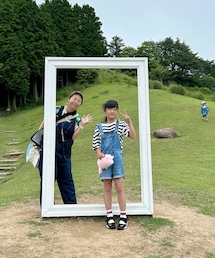 👩🏻👧🏻🚪と👦🏻 | すずめの戸締り🚪？どこでもドア❓👦🏻呼んでも来ず😅風強くて自撮りできず優しいお姉さんが撮影してくれた📸しかも息子さんいれておきますね！と🙏 私巷で流行ってるワークマンベストとオバオルでデニデニ🍈👧🏻も六甲山牧場ではエアリフト履いてくれた😮‍💨(その他)