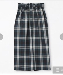 しまむら | ナロースカート(しまスタ)1,969円 グリーンタータンチェック ポケット、左タグ、縫い目、ウエストゴムどれを見ても前スリットが正解。売られてたのは前スリットにベルト付いてた。 でも商品ページ、モデルさん着用は後ろスリットに🤔(スカート)
