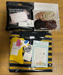 ゆうたんママからの誕プレ🎁 | じゅんちゃん素敵なプレゼント🎁本当にありがとう😭💕大切に使うね🥹LOWRYS FARM ボーダーロンT💡 シンプソンズの犬サンタズリトルヘルパーの刺繍靴下🧦 私にFREAK'S STOREさんのレインバッグ🖤すごい撥水加工と大容量で大活躍🎶👩🏻👧🏻にラメチュールヘアゴム💖(ラッピングキット)