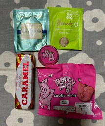うさこのスウィーツ同盟会🐷🍫🫖🍵 | 職場の先輩のイギリス🇬🇧のお土産達🎁🐷チョコ、クッキーかわいい🥰味も外国のお菓子🍪って感じで美味しかった😋さりちゃんからの🎁のランチョンマット背景に❣️🌼柄ナチュラルでかわいい♡(ラッピングキット)