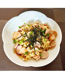 うなぎのタレ炒飯🍽 | アンソニーさんの小窓見てうなぎのタレの残りあったから炒飯ランチ🍽冷蔵庫にあった魚肉ソーセージととろけるチーズに刻みネギ、刻み海苔添え💚🖤ひつまぶしイメージ😆チーズはうなぎのタレ炒飯に合う👍(その他)
