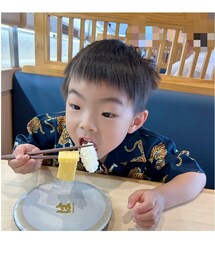 🥢で頑張って食べる👦🏻 | お寿司はまだ🥢上手く使えないけど頑張って食べてた😋甘エビ🦐は1つとシャリしか食べず😅後はフライドポテト🍟食べました😅たまには良いかも🙆♀️(ラッピングキット)