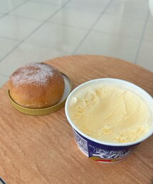 うさこのスウィーツ同盟会🍩🍨 | セブンのマラサダ🍩とスーパーカップバニラ🍨👦🏻食べかけ🙇♀️ マラサダは揚げたて♨︎ あったかい揚げドーナツ🍩 シュガー自分でのせ放題(その他)