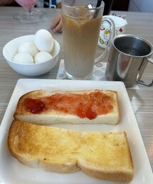 モーニング🍞☕️ | コーヒーチケット🎫あるからと旦那さんに誘われ久しぶりに家族でペリカンカフェ🪿のモーニング 🍓ジャムとバター🍞2人分。だけどトーストハーフをお代わりできる💡ゆで卵4人分🥚まとめて持って来られた😆カフェオレも同じ値段なの嬉しい🙌(その他)