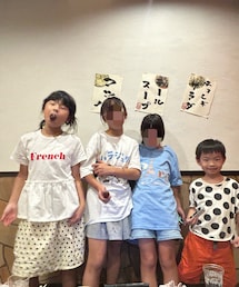 焼肉コーデ🇫🇷🇯🇵🗼 | ドットクロスリンクの👧🏻👦🏻と体操仲間の姉妹👧🏻👧🏻コーデ合わせてないけど🇫🇷🗼の間に原宿🇯🇵🤭👦🏻のドットT👧🏻のお下がり⚫️⚪️(ラッピングキット)