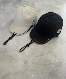 しまむら | インフルエンサーちっくんInstagram:@chikkun_okn プロデュース しまむらとのコラボ 🧢 キッズ キャップ（54cm/chikkun）濃紺 1,290円（税込 1,419円）ナイロン製でUVカット&撥水機能付きで水陸両用💡 ストラップ、日よけは取り外し可能💡(キャップ)