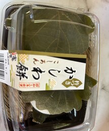 うさこのスウィーツ同盟会☘ ̖́- | 同居のお義母さんよりこどもの日でいただきました😋👦🏻が写真撮る前にもう食べてた😆かしわ餅大好きな👦🏻❣️👧🏻は苦手💦おばあちゃんチョコケーキ🍰も買ってくれてました🥰(ラッピングキット)