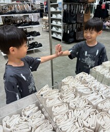 ボクが2人👯‍♂️ | トリックアートある？って昨日も聞いてたので、GUの鏡🪞見て披露してくれた😆(その他)