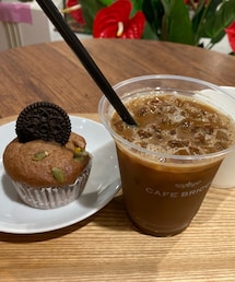 うさこのスウィーツ同盟会♡ | 平日休みの日のお買い物後のコーヒーブレイク☕️ チョコパンプキンマフィン🧁 中にもパンプキンクリーム🎃 美味しかった😋(その他)