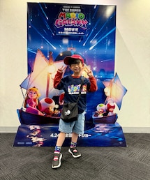 リアコはこちら❤️ | 終わった後に👦🏻看板やサイネージ探してあちこちで撮影📸とっても楽しんでた🎶イオンシネマ限定のポップコーンセットでカラビナ付きキーホルダーももらったよ❤️(その他)