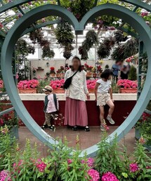 🫶おやこーで💐 | パパ撮影📸なぜか子供達あっち向いてホイ🤣そして画質悪すぎ😅👩🏾‍🦰バッグと👟変えました😆1万歩以上歩くにはエアリフト🙆‍♀️✨️(その他)