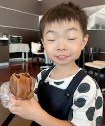 半目レンレン😂 | ベルギーチョコ🍫パン美味しくて至福の顔😆(その他)