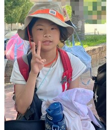 真っ黒な娘👧🏽 | パジャマで持参したはずのUNIQLOのトップスを着ていてびっくり👀‼️けど普段着としても着れちゃうやつで良かった😮💨着る予定だった🐭Tで寝たらしい😆(その他)
