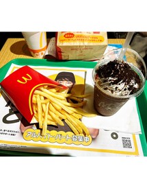 うさこのスウィーツ同盟会🍫🥤🍟 | ドラさん追い😋キムタク食べして「なにこれ幸せじゃん🎶」って本当なった😋👦🏻もフラッペにポテト付けて食べて気に入ってた😋甘しょぱいのロイズのポテトチップチョコレート思い出した🥹✨(その他)