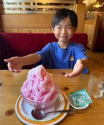コメダ🍧 | もも太郎氷 練乳追加 ミニサイズをペロり😋私も少しもらった!新潟県のご当地アイス「もも太郎」をかき氷で再現💡桃太郎🍑だけど桃味ではなく、 「いちご味」をベースに「りんご果汁」が加わった味🍓🍎😆けどいちご果汁は0%。不思議🤔後味はすっきりと軽やかで、暑い季節にもぴったりの一杯🍧(その他)