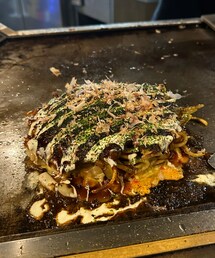 モダン焼き | 私の昨日の一人ランチin 大阪 おこのみやき三平さんにて 焼き上げるまでに40分位待った甲斐あった😋カウンターのみのお店。お好み焼きにするつもりがお腹空いてて豚、イカ入りモダン焼きに😆ボリューム満点😋予定ののぞみ🚄間に合わなくなってひかり自由席で帰りました💨でも本当に美味しかった😋次は青シソ入りお好み焼き食べてみたい。(ラッピングキット)