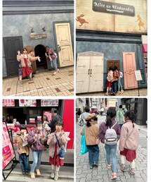 👧🏻の友人らとデート👩‍👧👩‍👧👧🏻 | 卒業式で在校生お休みの日に💡水曜日のアリスのお店前にて📸いちご飴🍓リンリンは🍓🍇飴に😋 後ろ姿👧🏻母が編み込みしたよ🥰(ラッピングキット)