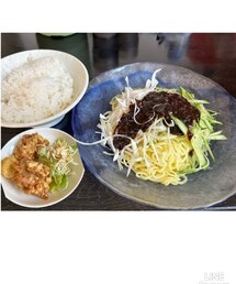 ジャージャー麺セット🍜 | 🍚と鶏の唐揚げとイカ団子のセット 880円 ジャージャー麺ピリ辛で美味しかった😋炭水化物〜😝デブ活🐷 後でイカ団子と唐揚げ来て合成😆唐揚げデカいから👦🏻食べずらそうにしてたら店員さん✂️持ってきてチョキチョキカットしてくれた😆✨(ラッピングキット)