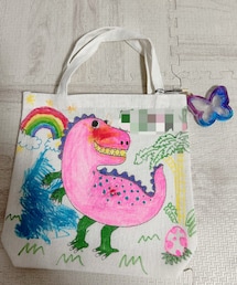 FLYING TIGERS | えいちゃんとオソロ🥰 🦖のピンクは👦🏻のこだわり🩷レンレンと共同作 恐竜🦖バッグとリンリン👧🏻作レジンのキーホルダー🦋👦🏻迷わず🦋を選んだ😆 キーホルダーは普段保育園の🎒に付けてお気に入り🦋(トートバッグ)