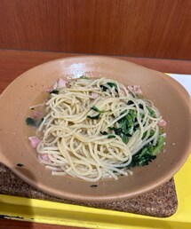 パルメナーラのパスタ🍝 | パルメナーラの日で限定メニュー？のベーコンとほうれん草のペペロンチーノ🍝🧄効いて美味しかった😋 一口食べてから撮影して乱れ麺😂(その他)