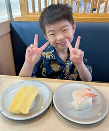 はま寿司ランチ🍣にご満悦の👦🏻 | 昨日、園から🚎でスポーツセンターへ行く水泳が嫌で保育園サボった😅で寿司が食べたいと👦🏻はま寿司へ🍣 👦🏻には甘々な母ちゃん😅 寝癖が可愛いでしょ😆(ラッピングキット)