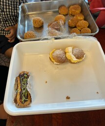 うさこのスウィーツ同盟会🥧 | 👧🏻の体操🤸‍♀️のお友達が料理教室でシュークリーム、エクレア作ってお裾分けしてもらった😋散々食べ終わった後撮影📸本当に美味しかった😋左の子は👧🏻のお友達の弟くん。👦🏻と同い年でこの前の息子とリンクしてた😆🏁🖤(ラッピングキット)