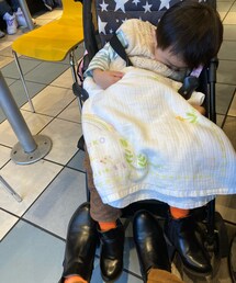 👦🏻お昼寝中😴 | 実はまた🍊🧦忍ばせてた😆お友達と👋後マックで☕️ブレイク😆(その他)